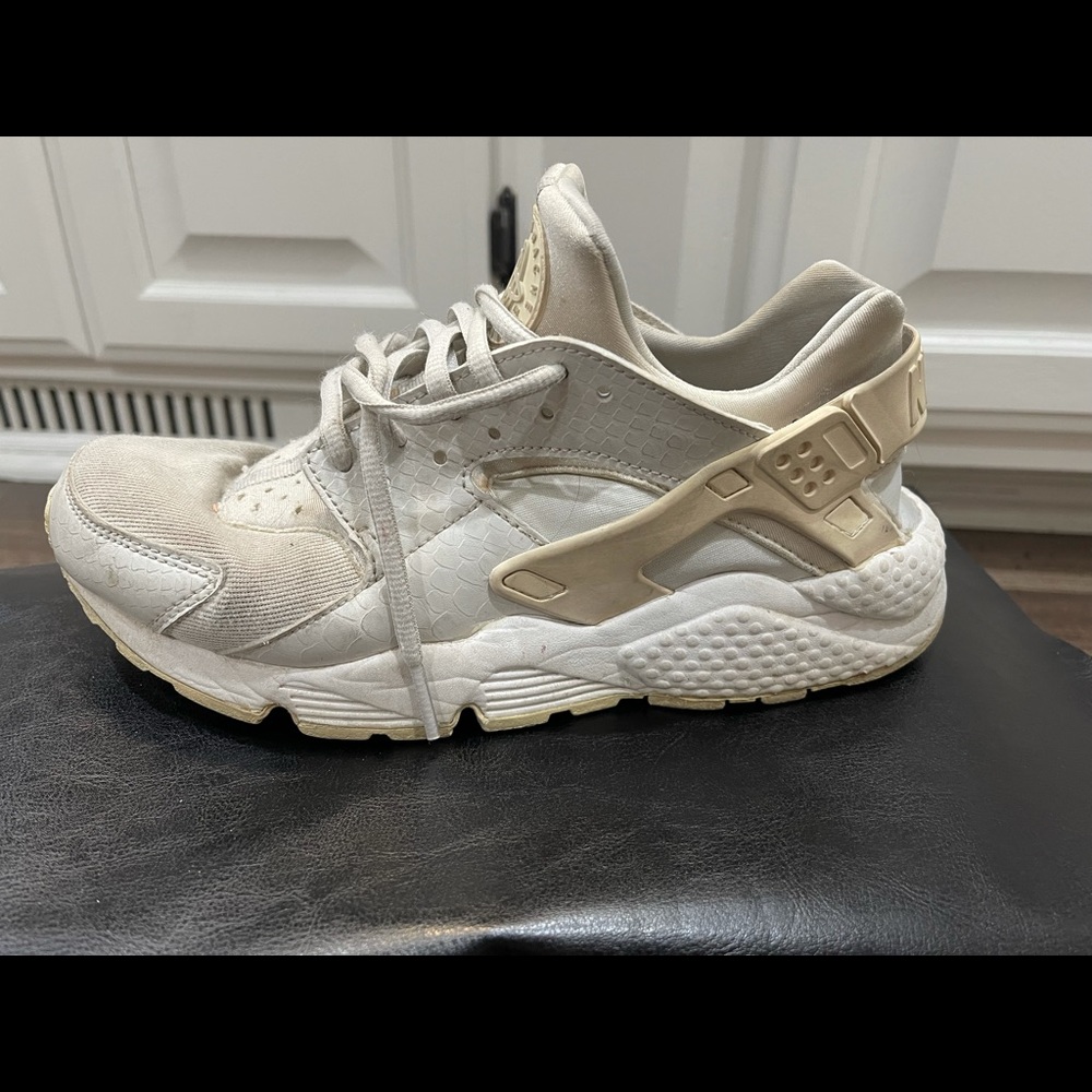 8.5 white Nike Huraches